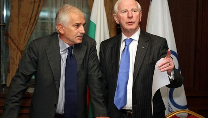 Хики се оттегля от позициите, които заема Хики се оттегля от позициите, които заема