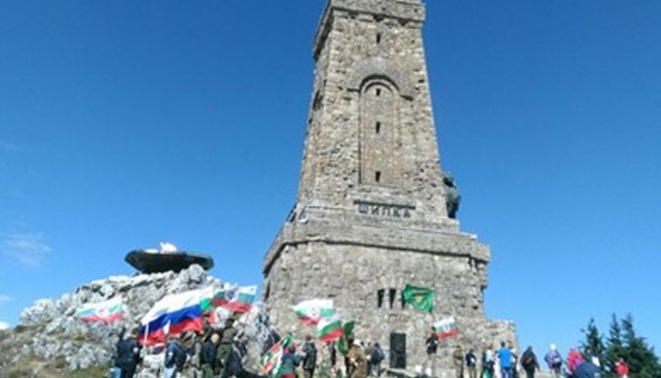 В подножието на паметника на свободата има изложба на открито с оръжия, знаци и вещи на опълченци и руски воини