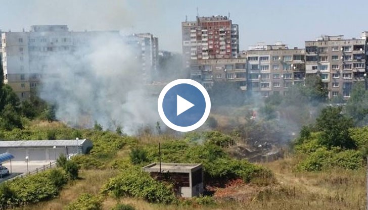 Огънят е лумнал в междублоково пространство точно зад сградата на "Булгаргаз"