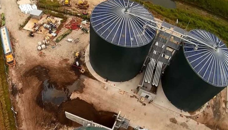 Смрадта е нетърпима- тежка, задушлива, постоянна. Тя се пропива в домовете, в дрехите, в кожата- денонощно и целогодишно, оплакват се жителите на село Труд