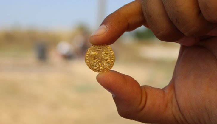На нея е изобразен византийският император Никифор Фока, заедно с Богородица