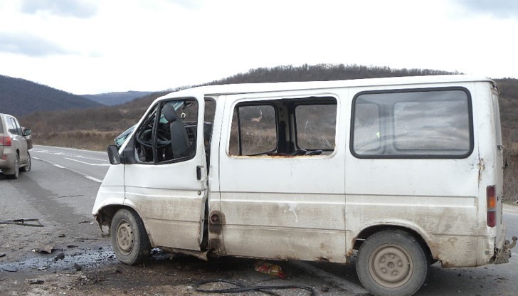 „Форд Транзит”, който се е обърнал на пътното платно в района на Беленски баир / Снимката е илюстративна