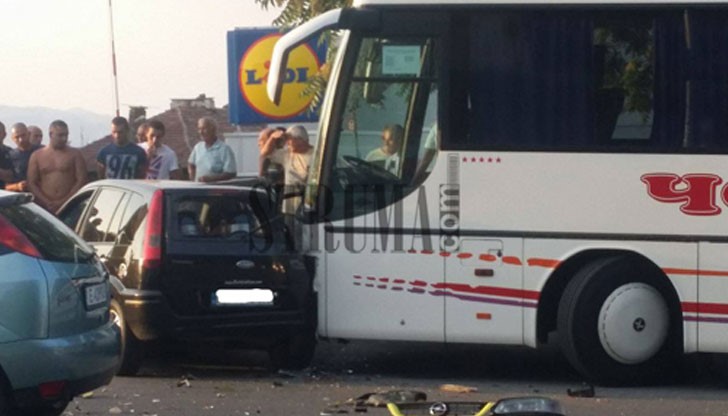 Зверско верижно меле с 4 коли и автобус, има ранени