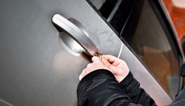 В колата с холандски регистрационен номер имало натоварени различни предмети и вещи