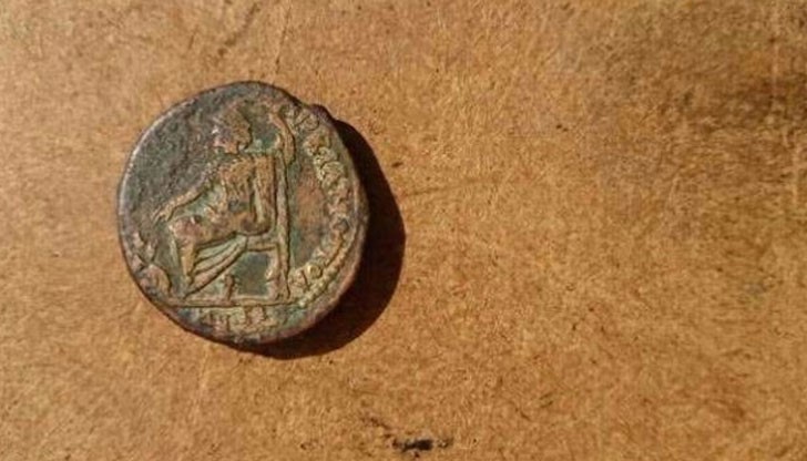 Открити са бронзова римска монета на император „Септимий Север“ и 16 сребърни късносредновековни монети