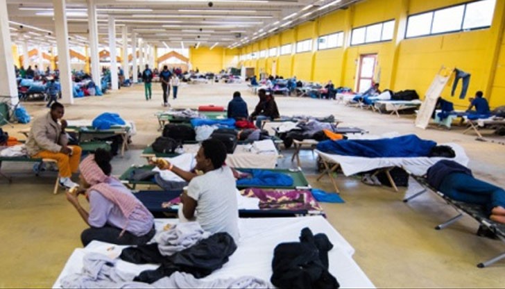 В лагера живеят между 500 и 800 души.