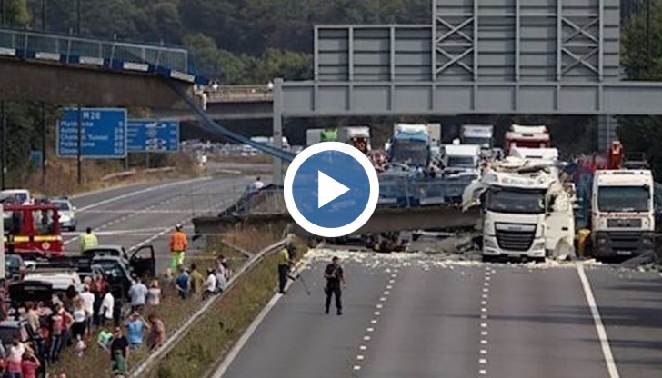 Пешеходен мост рухна над магистрала М20, свързваща Лондон с тунела под Ламанша