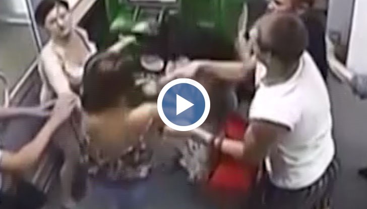 Жените се хващат за косите и се налагат здраво една друга