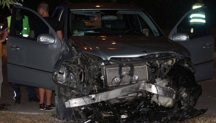 След зверския сблъсък, шофьорът е в критично състояние