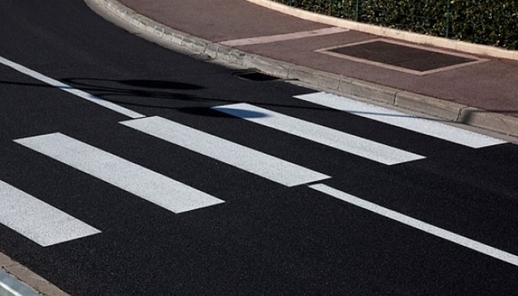 Товарен автомобил "Шкода Фабия", управляван от 39-годишен шофьор при завиване на ляво блъска пресичащата жена Товарен автомобил "Шкода Фабия", управляван от 39-годишен шофьор при завиване на ляво блъска пресичащата жена