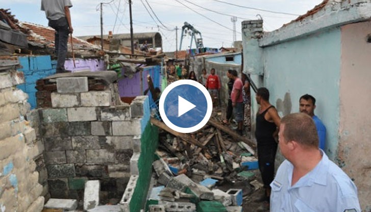 Местните жители са изпотрошили 7 ромски къщи, а полицаите не са ги спрели