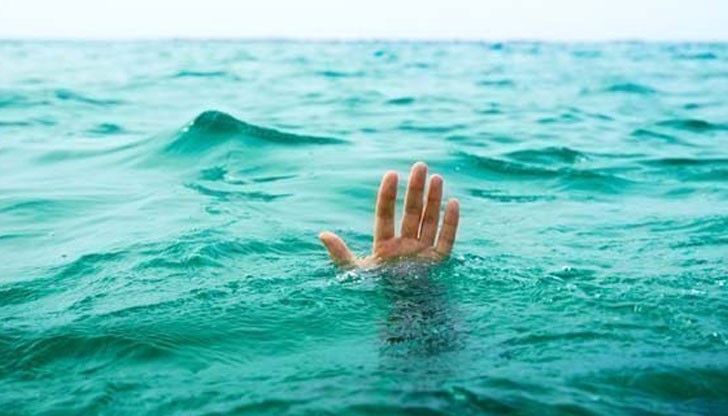 Предполага се, че удавникът е около 60-годишен руски гражданин, но самоличността му все още не е установена