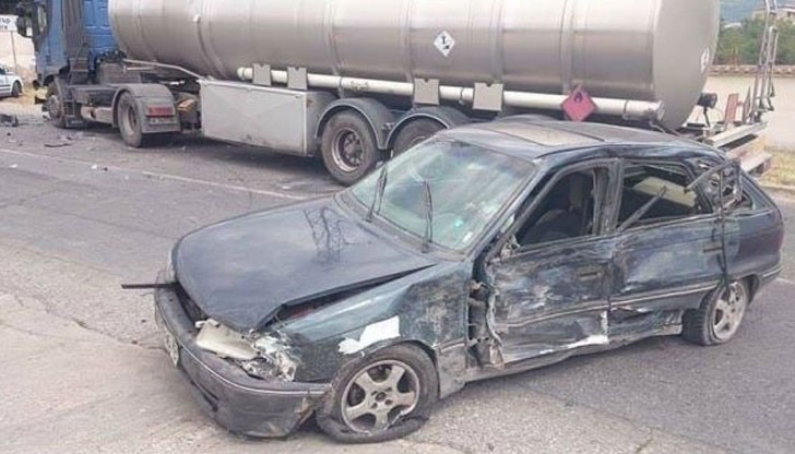 Шофьорът е с  с разцепена глава, откаран е по спешност в болница