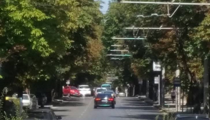 Бял джип и червена лека кола са се ударили към 14:50 часа