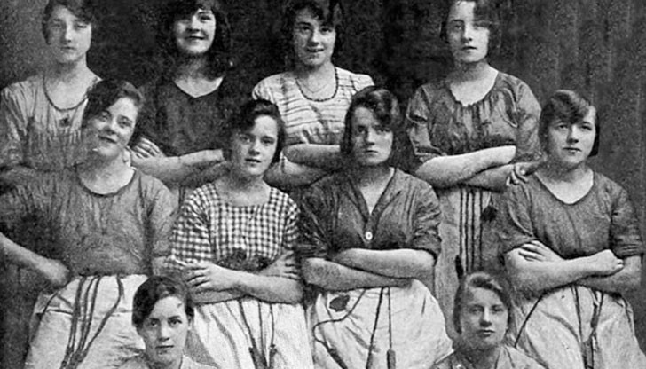 Снимката провокира спорове дали ръката е на призрак