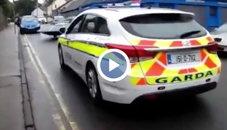 Служителите на реда са видели подозрителен обект, движещ се с позволената от закона скорост, и го спрели