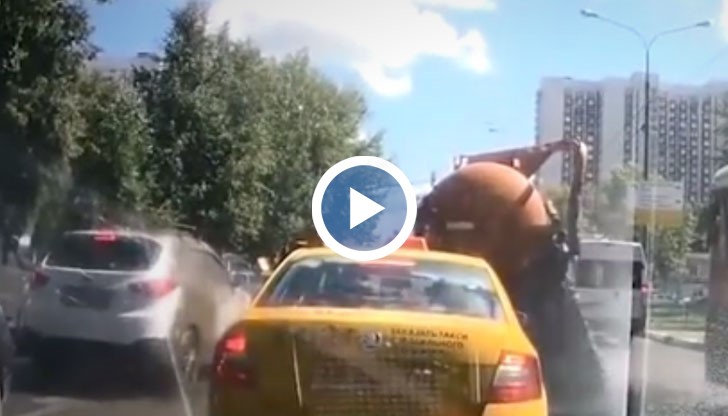 Добре, че не мина някой с кабриолет, коментират потребители на социалните мрежи