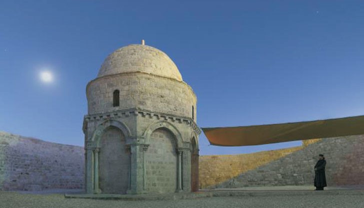 Изложбата е дело на израелския фотограф г-жа Дафна Тал