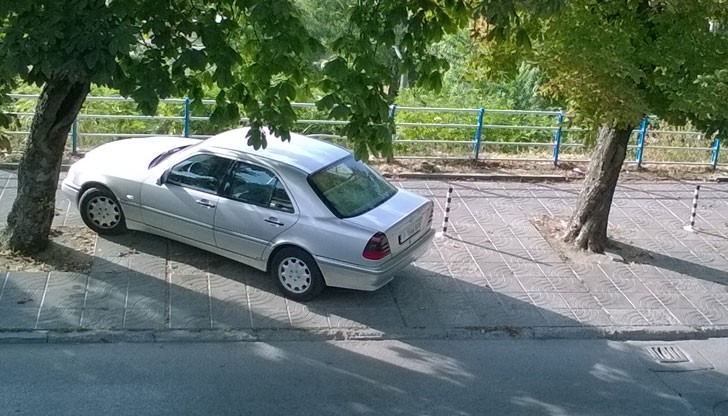 "Правилно" паркиране пред сградата на РИОСВ - Русе