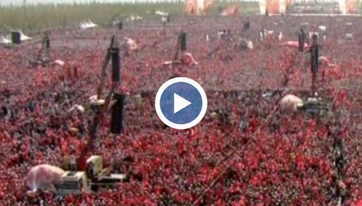 Заключителният митинг в защита на демокрацията беше свикан в Истанбул от президента Реджеп Тайип Ердоган