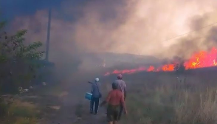 Пожар вилня във вилната зона на Банево край Бургас вчера, изгорели са три постройки