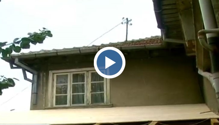 Русенско семейство съди ВиК заради некачествен ремонт, живеят в страх да не рухне отгоре им