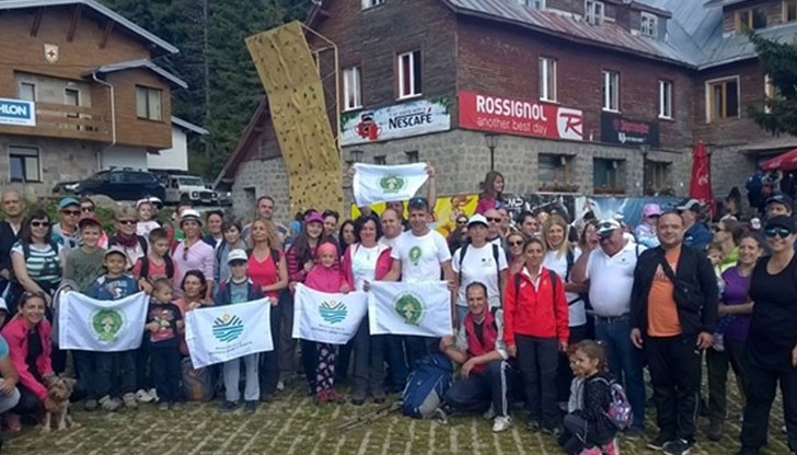 Близо сто служители на Министерството на околната среда и водите, начело с министър Ивелина Василева изкачиха Черни връх в Природен парк „Витоша“