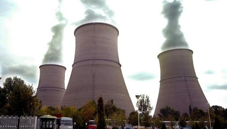 Работници се оплакват, че им пари на гърлото а автомобилите им са покрити с каки с бял цвят Работници се оплакват, че им пари на гърлото а автомобилите им са покрити с каки с бял цвят