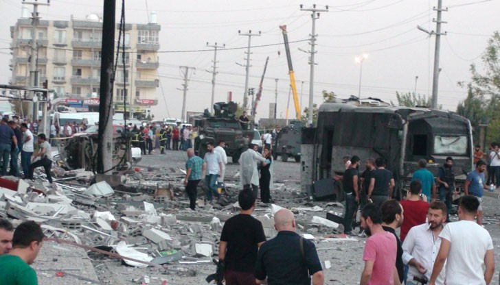 2 коли бомби избухнаха в турските градове Диарбекир и Къзълтепе, десетки са ранените