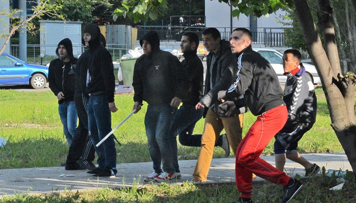 Младежи се биха с дървени летви на излизане от хитовата дискотека „Ла пиовра“, охраната ги разтървава / Снимката е илюстративна Младежи се биха с дървени летви на излизане от хитовата дискотека „Ла пиовра“, охраната ги разтървава / Снимката е илюстративна