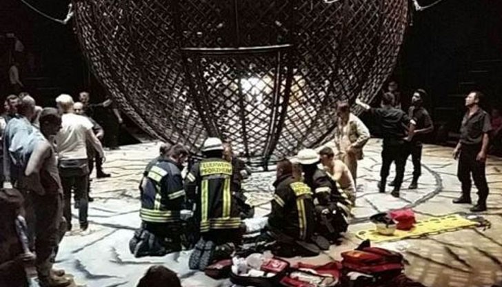 Двама зрители - 51-годишен мъж и 12-годишно момиче, са ранени