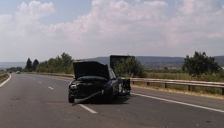 След удара джипът се е преобърнал и е извън пътя