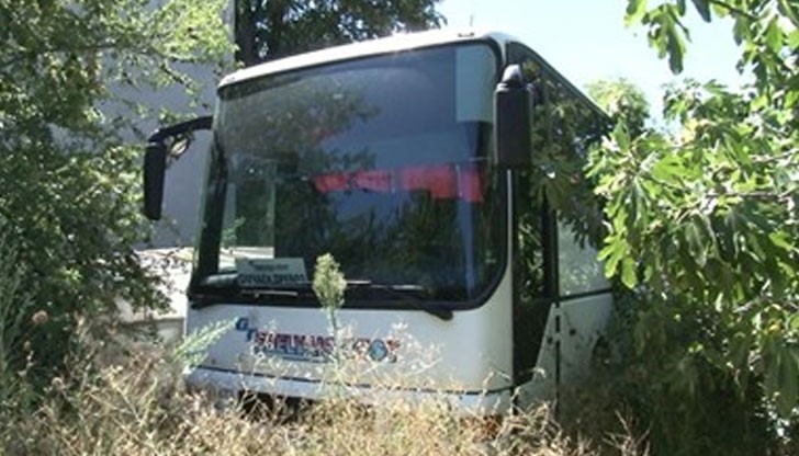 Григоров натоварва голяма група бежанци на автобус, собственост на фирма "Еделвайс 0707"