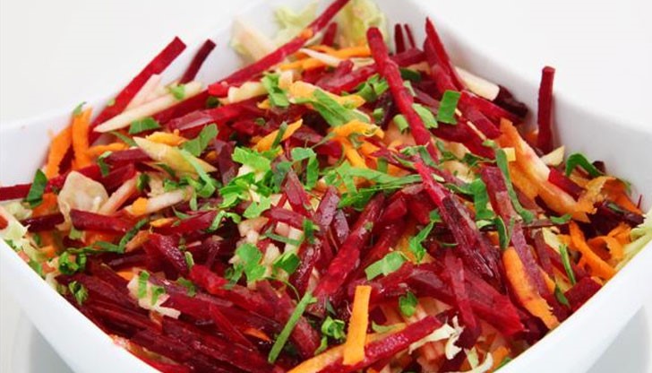 Основните съставки на  тази салата, която обогатява организма с витамини и минерали са влакна и пектин