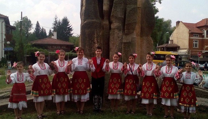 Танцовият състав „Полянци“ се завърна със златен медал от фолклорен фестивал в Априлци
