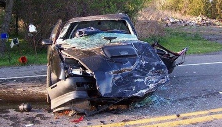 Шофьор е настанен в болница с мозъчно сътресение и множество счупени ребра, с опасност за живота Шофьор е настанен в болница с мозъчно сътресение и множество счупени ребра, с опасност за живота