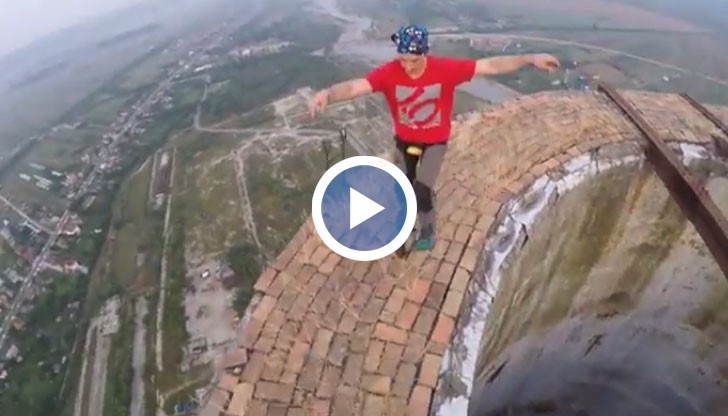 Той е придружен от приятел, който му асистира