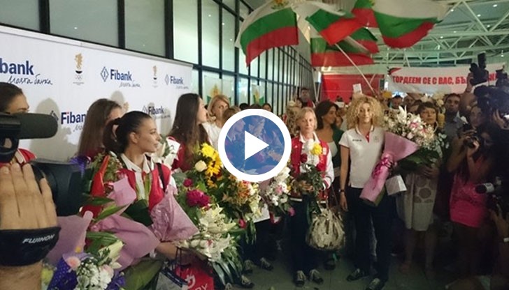 Десетки фенове посрещнаха грациите с „Мила, родино”, златни кюлчета и много сълзи