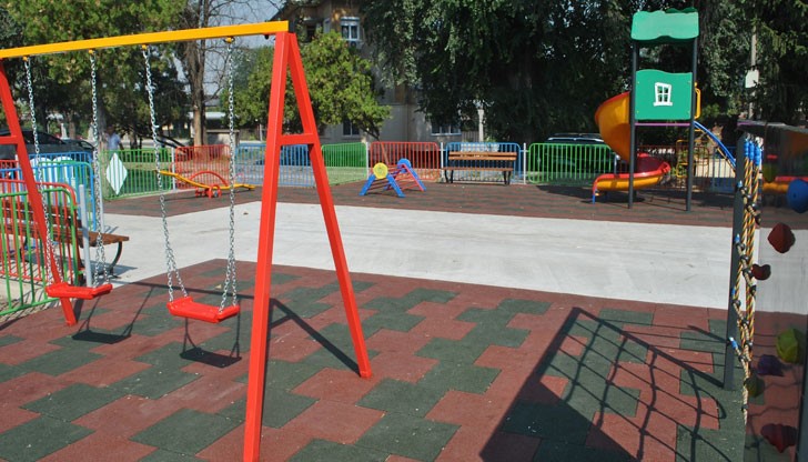 Уредите на чисто новата площадка са пригодени за деца от 3 до 12 години