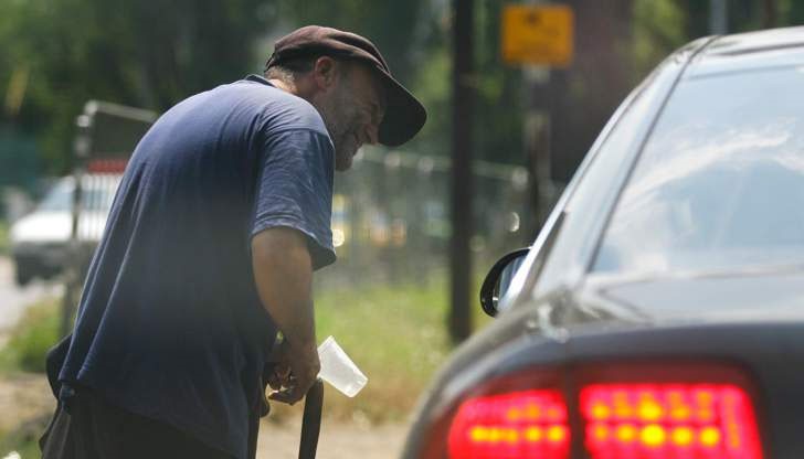 Вече нямат полза да просят по светофарите у нас, хората не се връзват вече