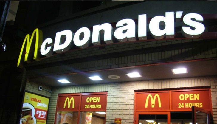 Двама посетители на заведението за бързо хранене се оплакаха, че са намерили червеи в своите сандвичи