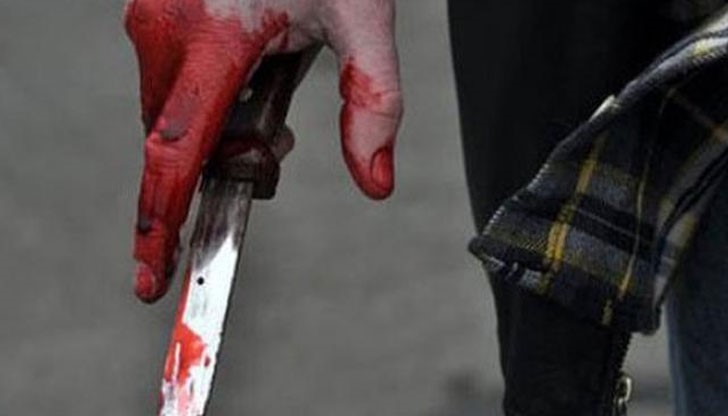 Мъж от Ветово се опита да заколи съгражданин, пробол го във врата и ръката / Снимката е илюстративна
