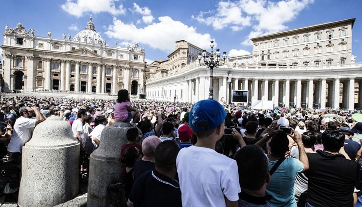 За нуждите на бездомниците бяха поставени душове, осигурени са им и бръснарски услуги За нуждите на бездомниците бяха поставени душове, осигурени са им и бръснарски услуги