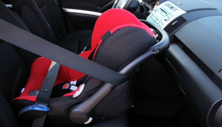 Законът е категоричен, че всяка лека кола трябва да има детско столче