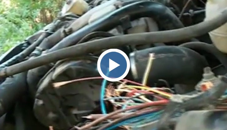 От седмица, возилото се е превърнало в сергия за безплатни авточасти