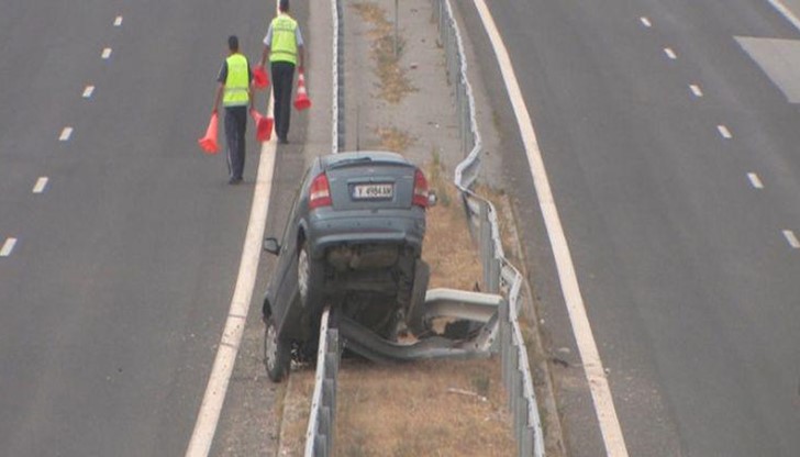 Автомобил буквално се качи върху ограничитерната мантинела между двете ленти