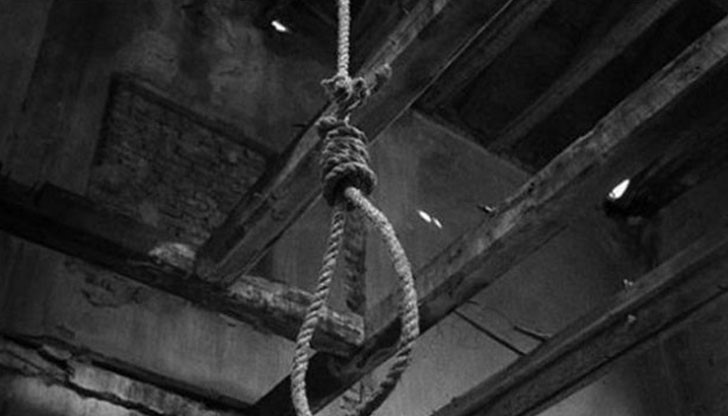 Мъжът е сторил това на тавана в родния си дом Мъжът е сторил това на тавана в родния си дом