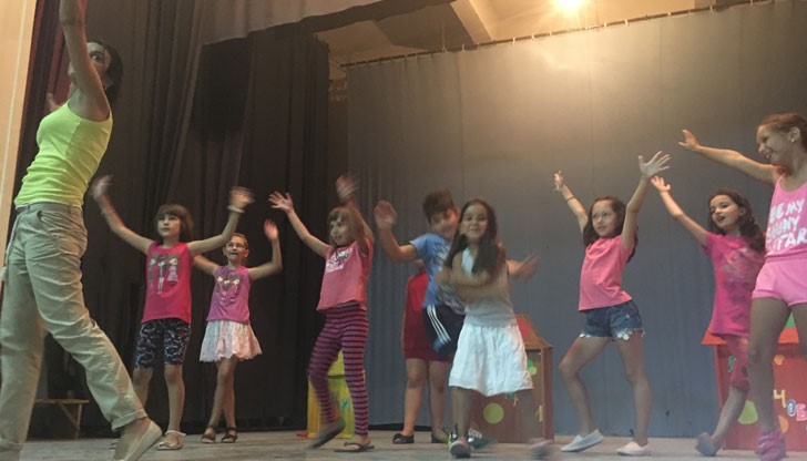 Дванадесет деца на възраст от 6 до 11 години участват в пиесата "Трите прасенца“