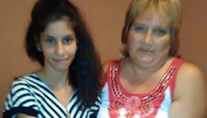 Почернената жена намери сили да се усмихне, за да отбележи 13-ия рожден ден на осиновената си дъщеричка Мария