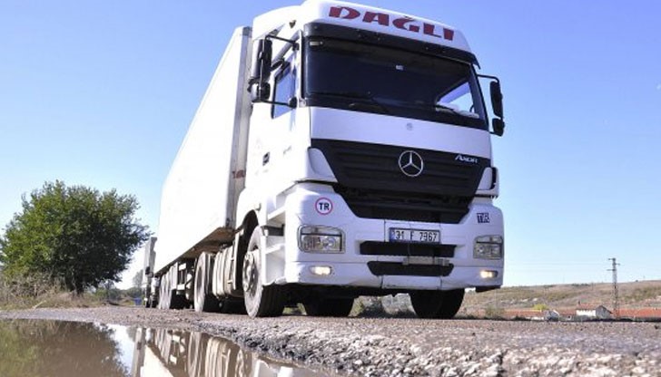 Шофьорите на тирове често ползват второстепенната пътна мрежа, за да не плащат пътните такси Шофьорите на тирове често ползват второстепенната пътна мрежа, за да не плащат пътните такси